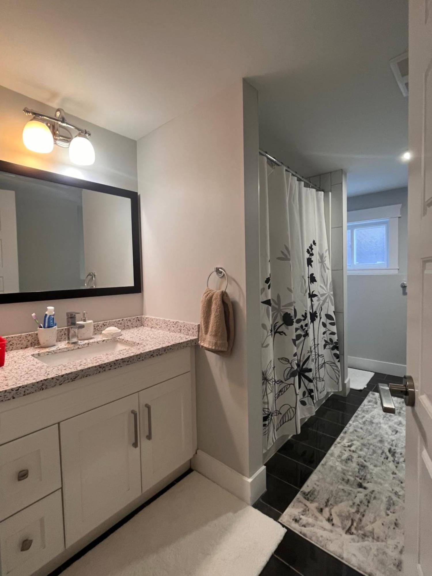 2 Bedroom Suite With Full Kitchen Revelstoke Exteriör bild